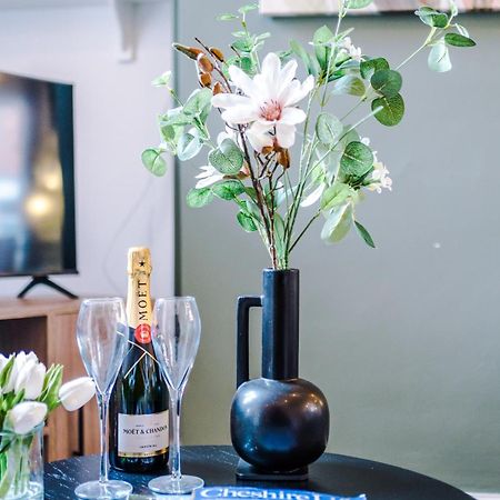 New! Stunning 2-Bed City-Centre Home In Chester By 53 Degrees Property - Ideal For Couples & Groups - Sleeps 6! Eksteriør billede