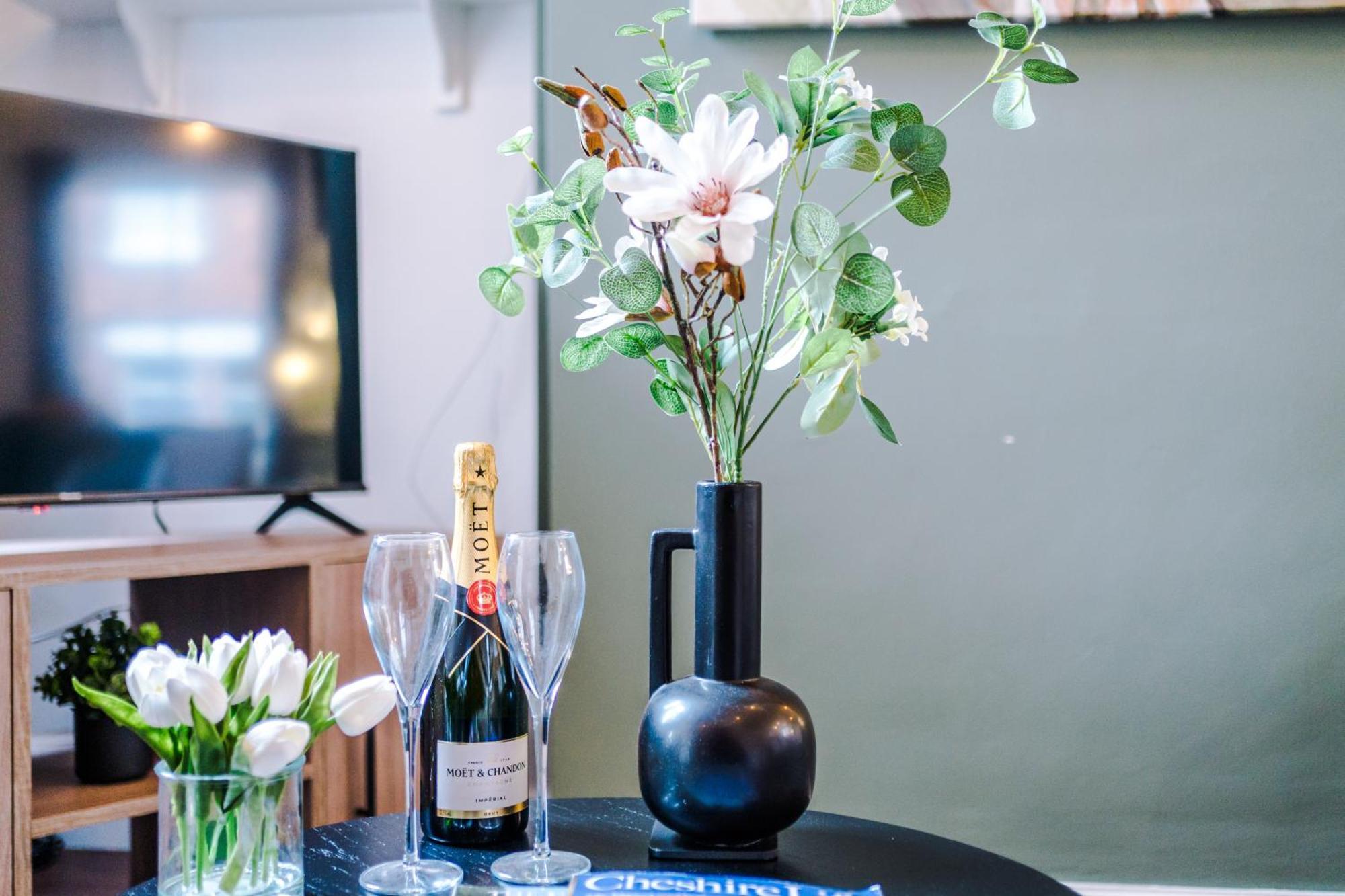 New! Stunning 2-Bed City-Centre Home In Chester By 53 Degrees Property - Ideal For Couples & Groups - Sleeps 6! Eksteriør billede